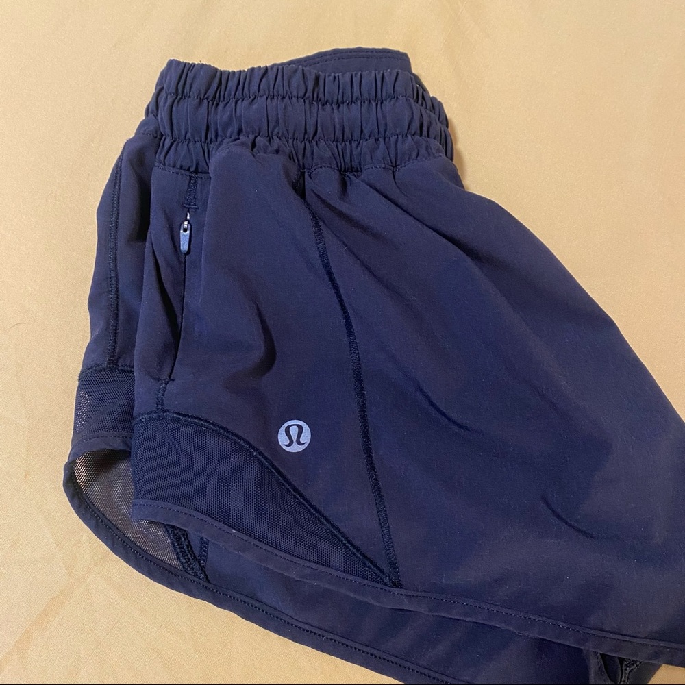 lululemon hotty hot shorts 2.5”